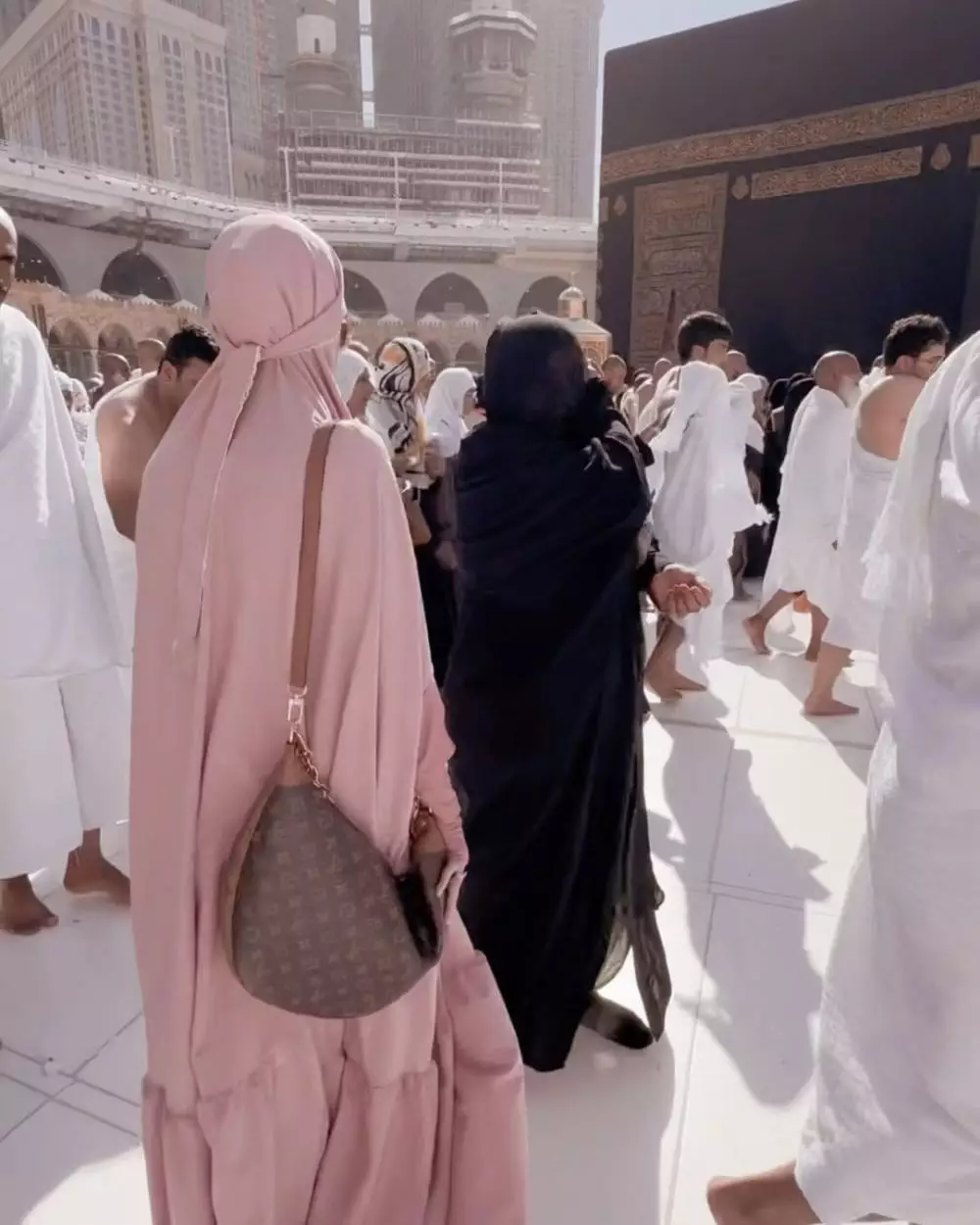 momen bcl laksanakan umroh ashraf © instagram momen bcl laksanakan umroh ashraf © instagram