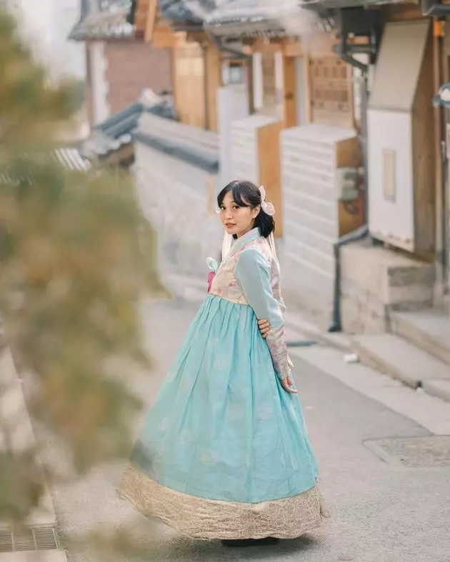 penyanyi kenakan hanbok saat di Korea © Instagram