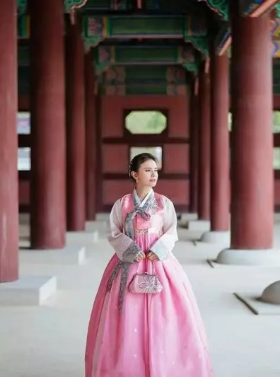 penyanyi kenakan hanbok saat di Korea © Instagram