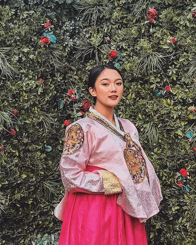 penyanyi kenakan hanbok saat di Korea © Instagram