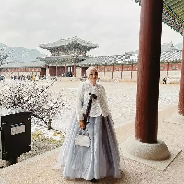 penyanyi kenakan hanbok saat di Korea © Instagram