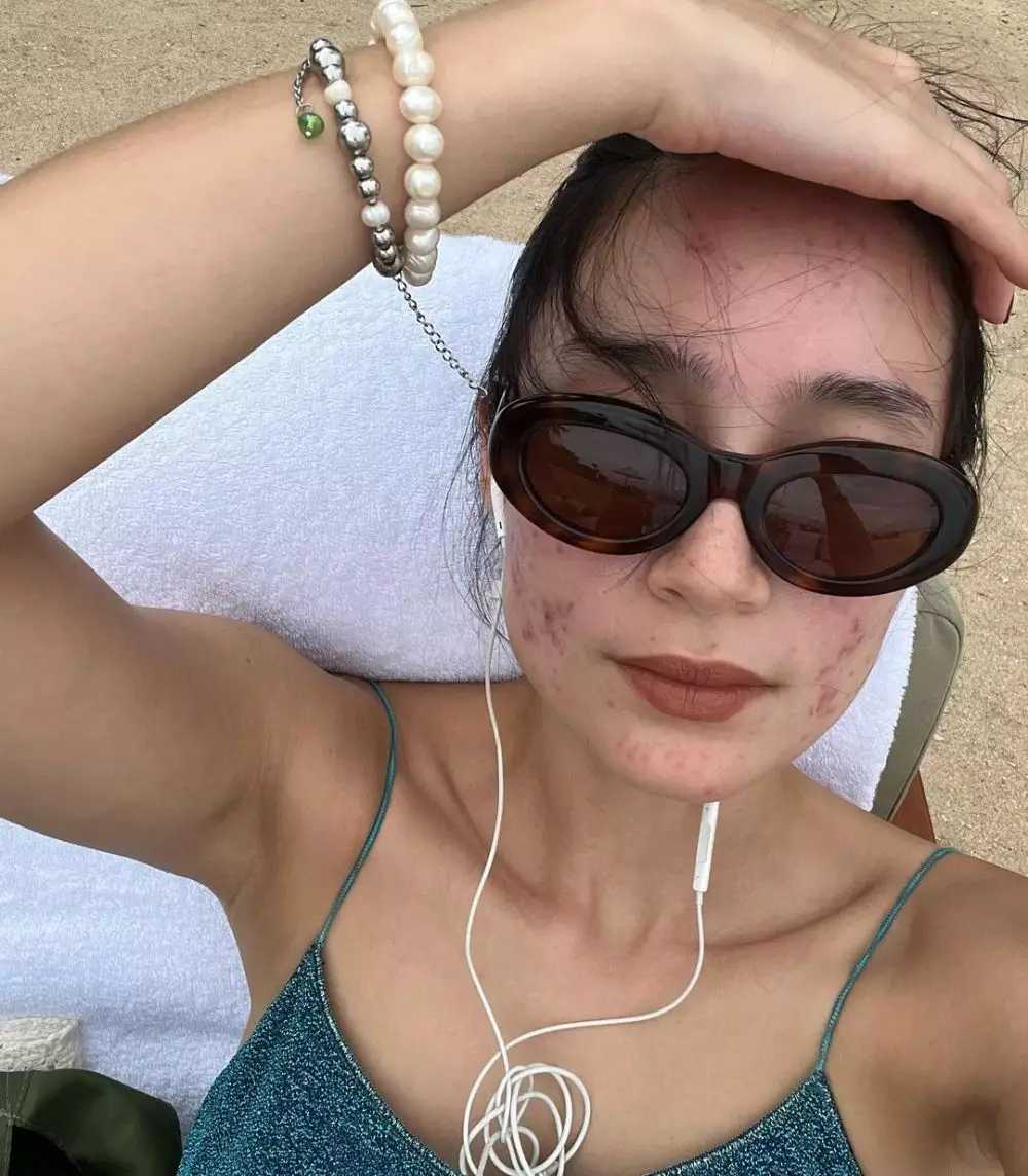 seleb blasteran bare face di pantai © Instagram