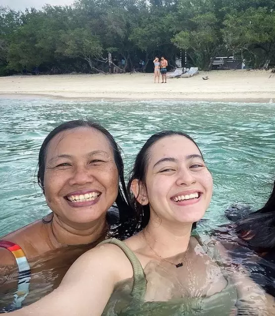 seleb blasteran bare face di pantai © Instagram
