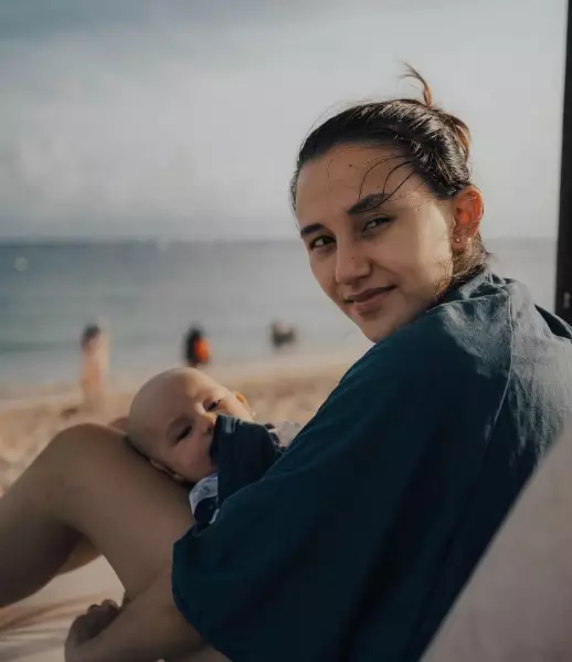 seleb blasteran bare face di pantai © Instagram