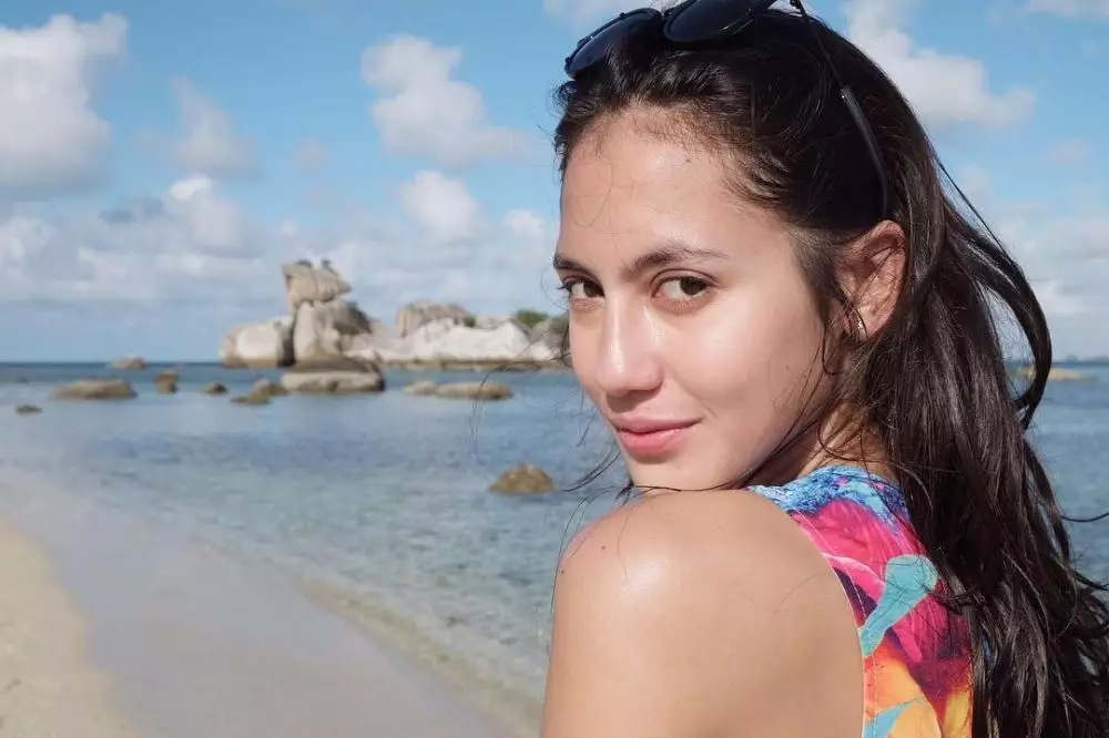 seleb blasteran bare face di pantai © Instagram