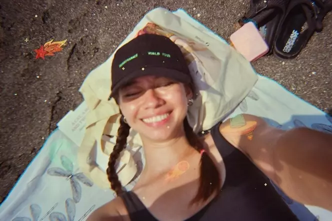 seleb blasteran bare face di pantai © Instagram