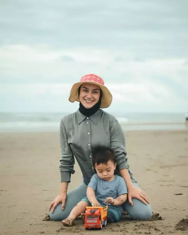 seleb blasteran bare face di pantai © Instagram