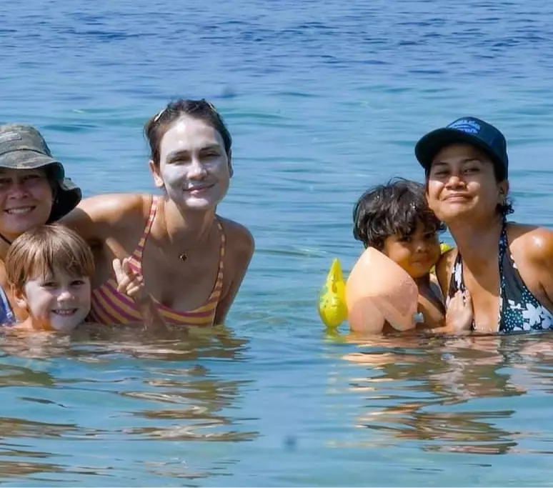 seleb blasteran bare face di pantai © Instagram