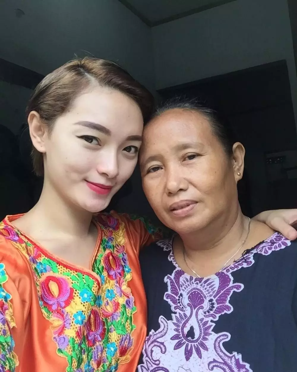 penampilan sederhana ibunda Zaskia Gotik © Instagram