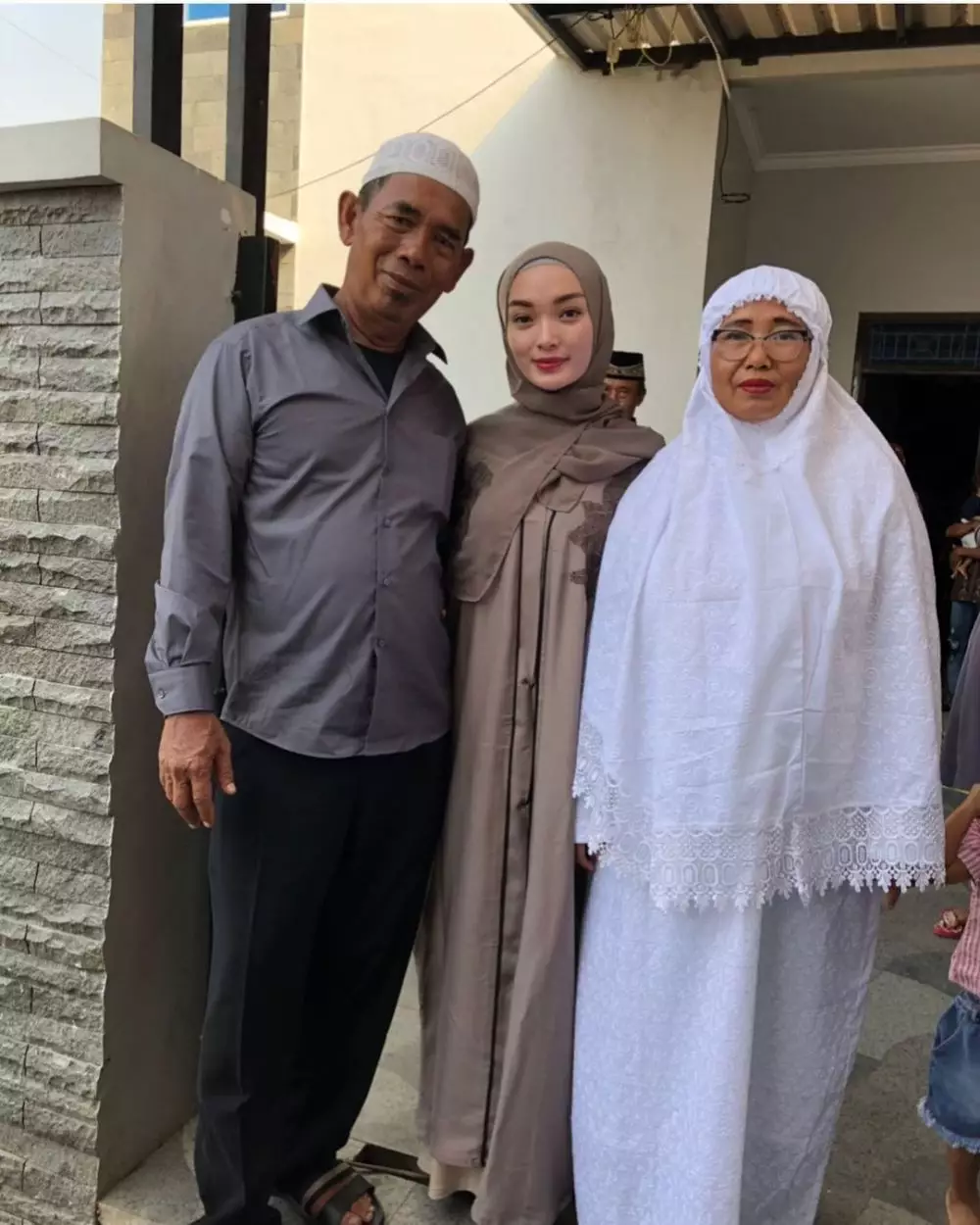 penampilan sederhana ibunda Zaskia Gotik © Instagram