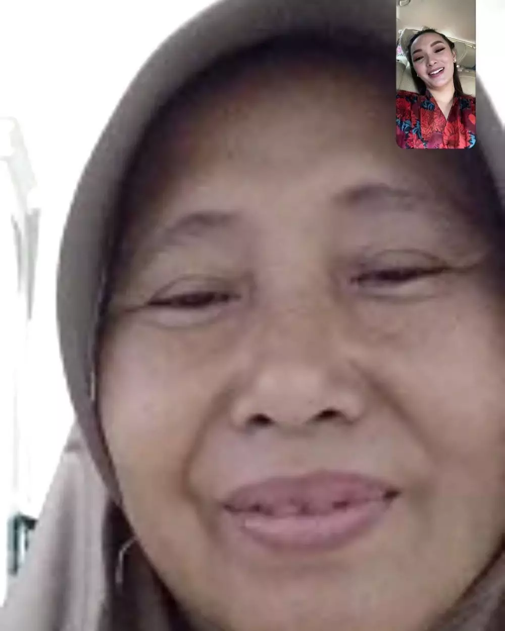 penampilan sederhana ibunda Zaskia Gotik © Instagram