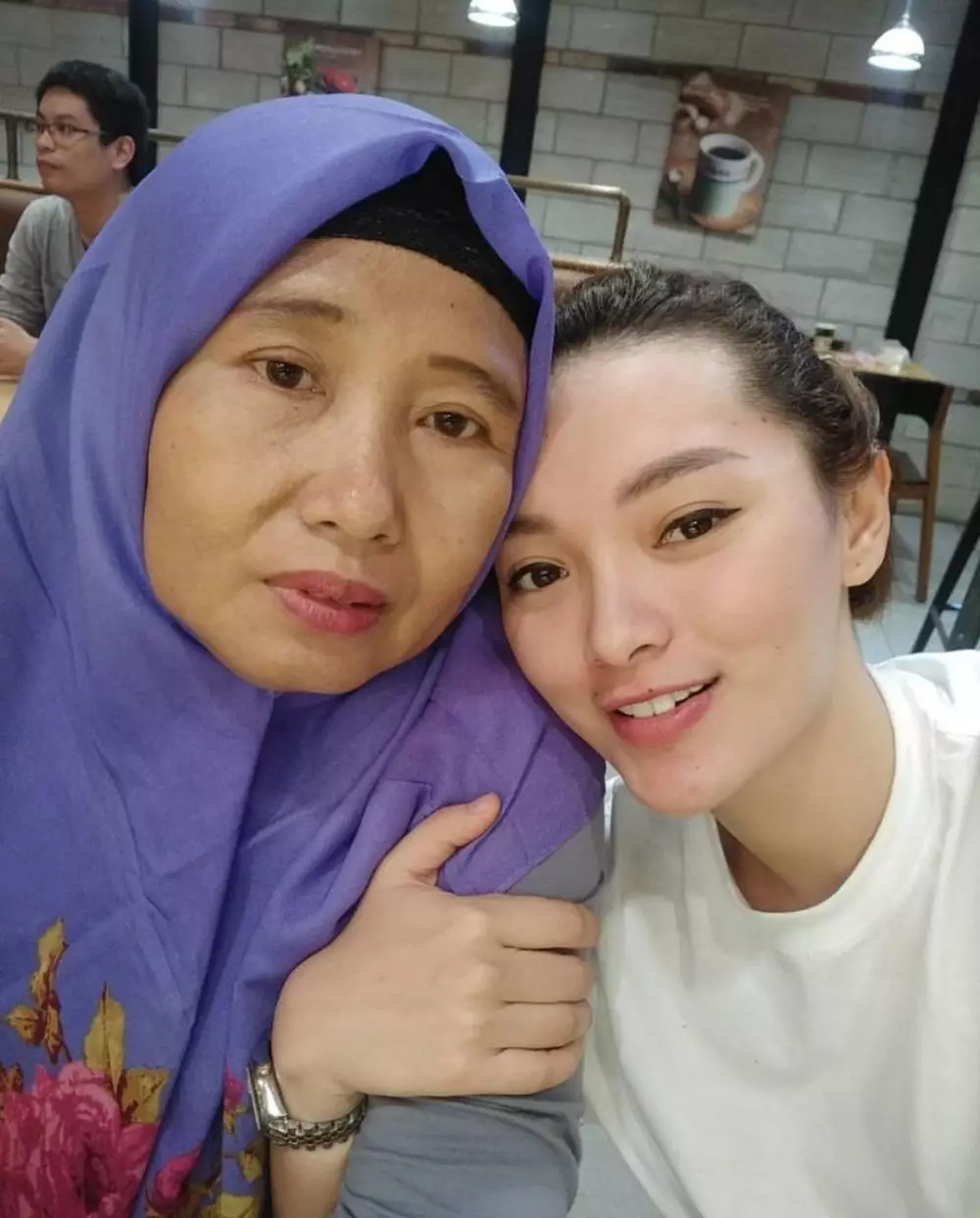 penampilan sederhana ibunda Zaskia Gotik © Instagram