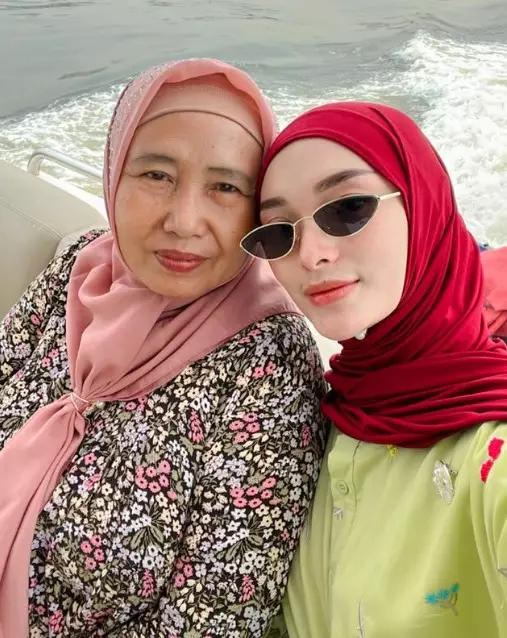 penampilan sederhana ibunda Zaskia Gotik © Instagram