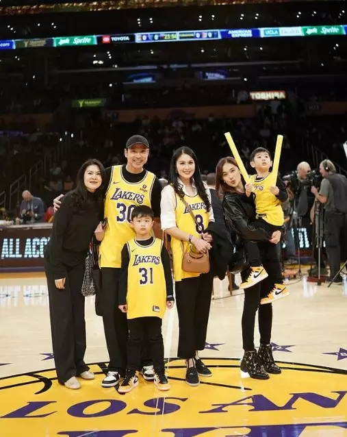 keluarga Sandra Dewi nonton NBA © Instagram