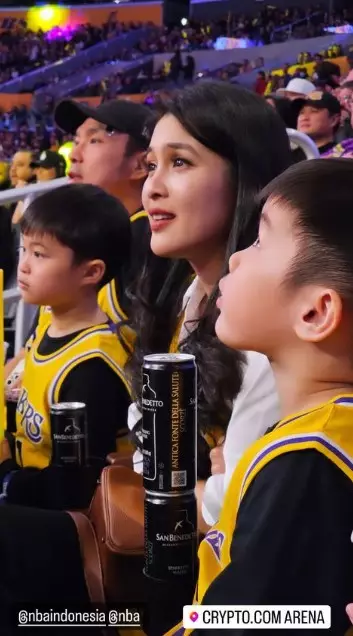 keluarga Sandra Dewi nonton NBA © Instagram