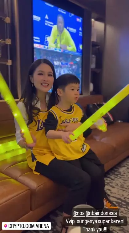 keluarga Sandra Dewi nonton NBA © Instagram