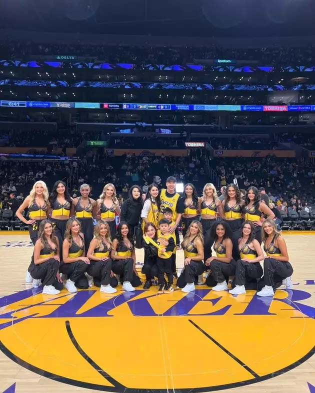 keluarga Sandra Dewi nonton NBA © Instagram