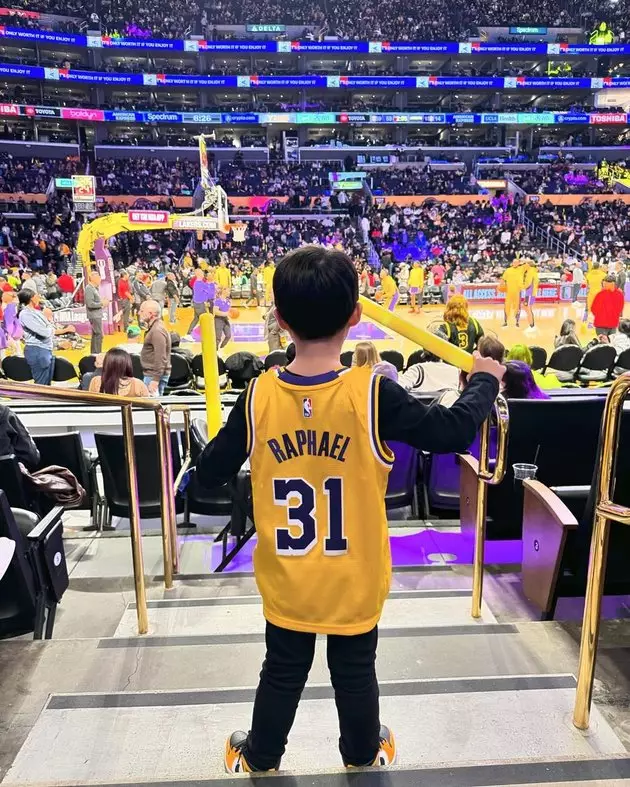 keluarga Sandra Dewi nonton NBA © Instagram
