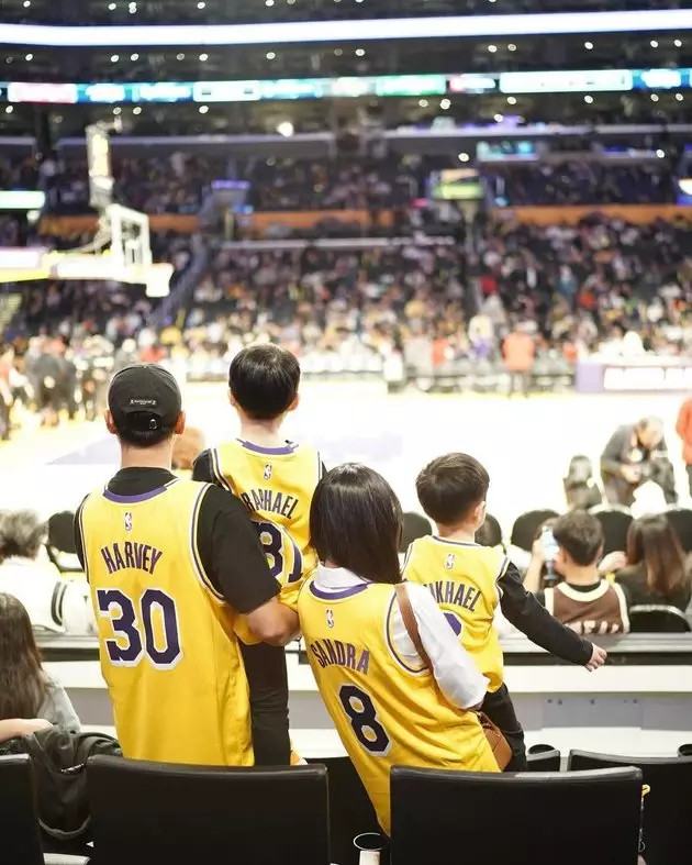 keluarga Sandra Dewi nonton NBA © Instagram