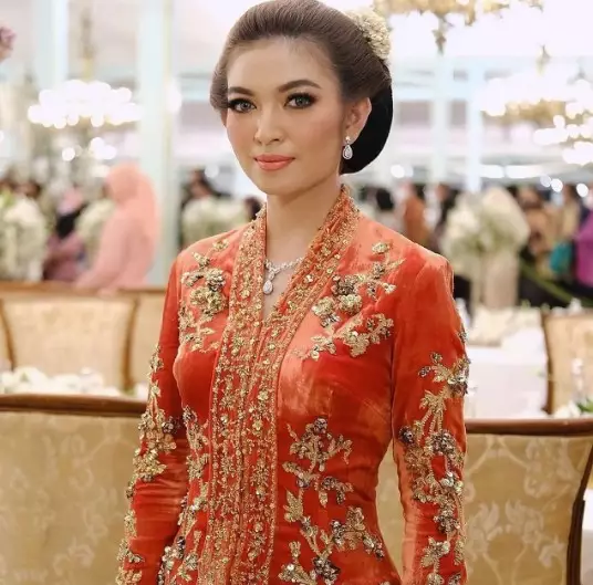 pesona Selvi Ananda saat makeup tebal © Instagram