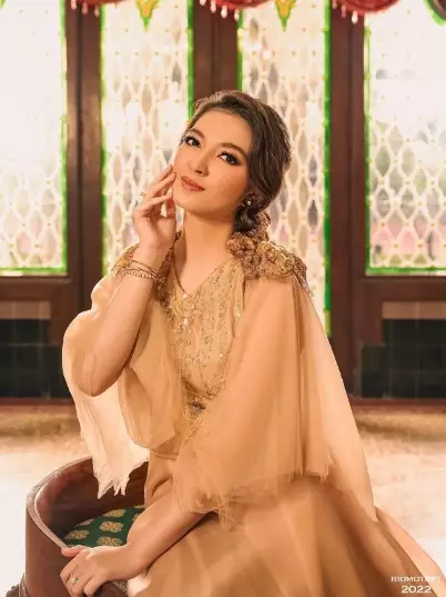 pesona Selvi Ananda saat makeup tebal © Instagram