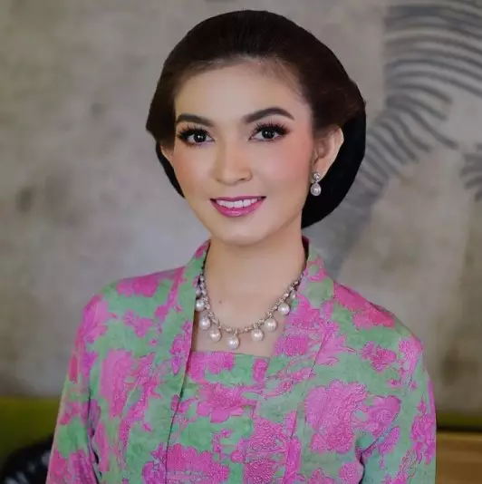 pesona Selvi Ananda saat makeup tebal © Instagram