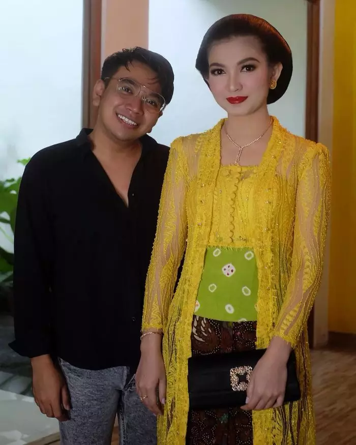 pesona Selvi Ananda saat makeup tebal © Instagram