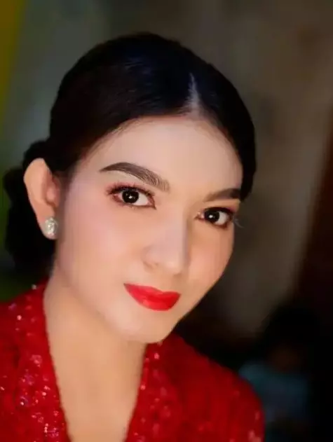 pesona Selvi Ananda saat makeup tebal © Instagram