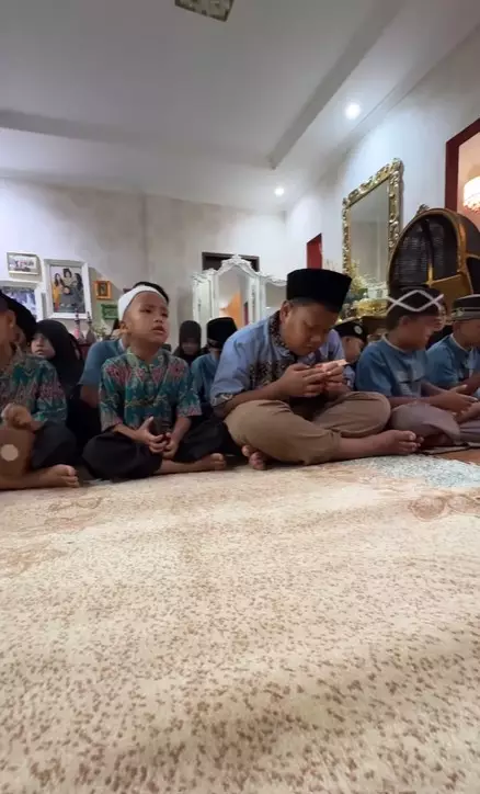 armand maulana dewi gita gelar pengajian di ultah nikah © berbagai sumber