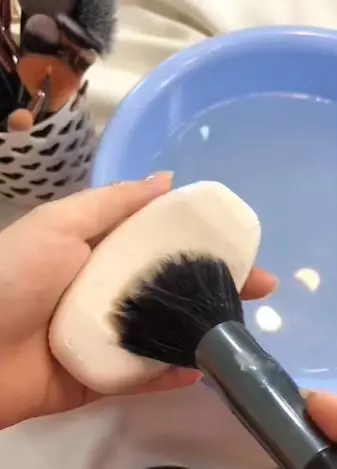 Atasi brush makeup kotor pakai cleansing oil Berbagai sumber