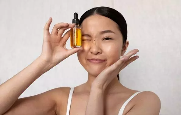 Atasi brush makeup kotor pakai cleansing oil Berbagai sumber