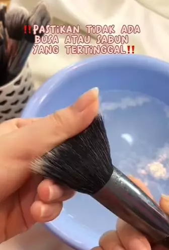 Atasi brush makeup kotor pakai cleansing oil Berbagai sumber