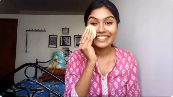 cara hilangkan flek hitam di wajah  berbagai sumber