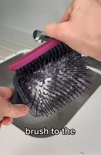 Bersihkan sisir kotor dan bau Berbagai sumber Bersihkan sisir kotor dan bau Berbagai sumber