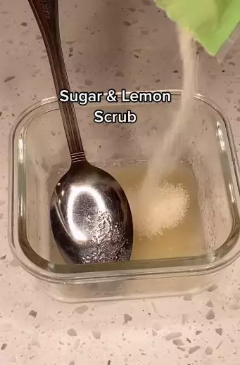 Ketiak hitam dan berdaki pakai lemon Berbagai sumber