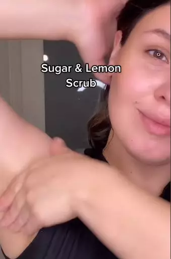 Ketiak hitam dan berdaki pakai lemon Berbagai sumber