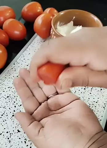 bersihkan pori-pori wajah. berbagai sumber