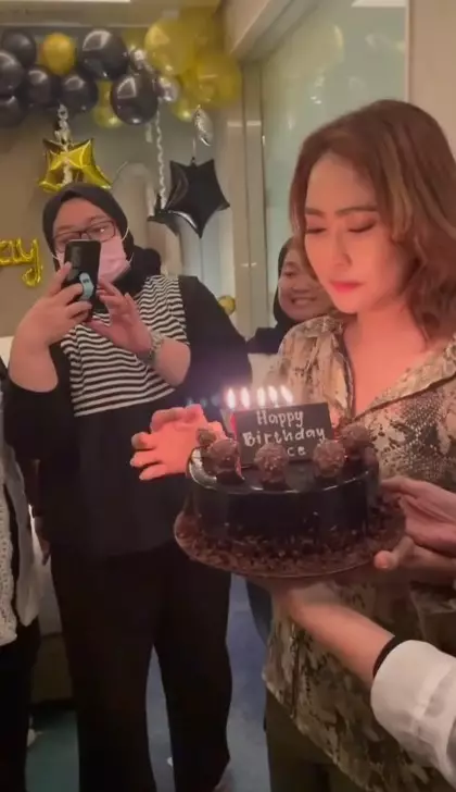 Inul Daratista diberi kejutan ultah © Instagram Inul Daratista diberi kejutan ultah © Instagram