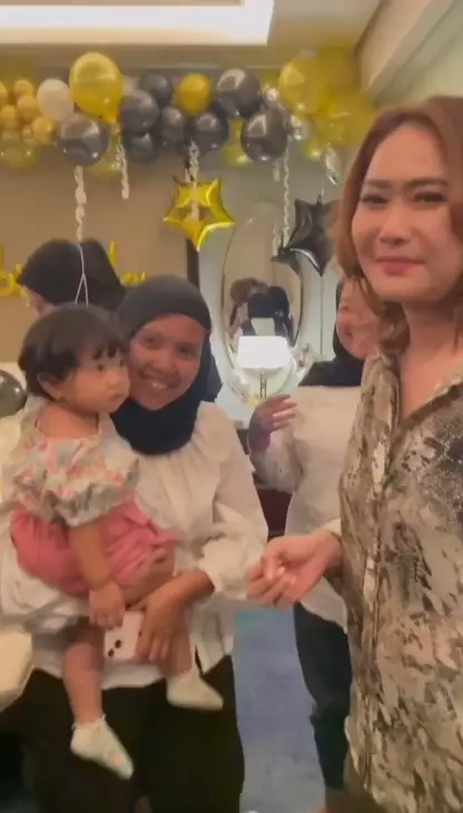 Inul Daratista diberi kejutan ultah © Instagram Inul Daratista diberi kejutan ultah © Instagram