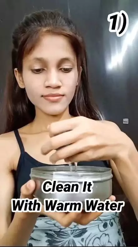 Aksi wanita haluskan kulit ayam pada ketiak berbagai sumber