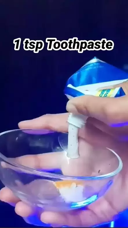 Aksi wanita haluskan kulit ayam pada ketiak berbagai sumber