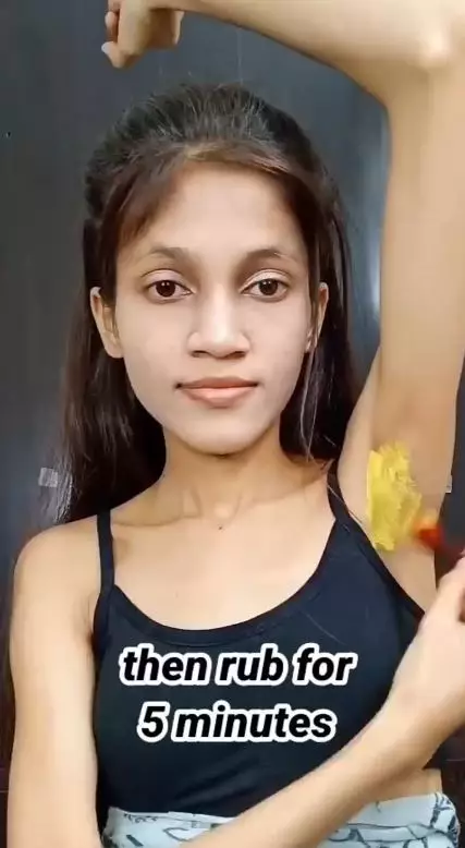 Aksi wanita haluskan kulit ayam pada ketiak berbagai sumber