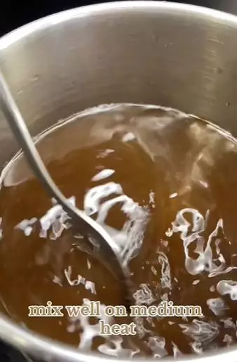 Menggelapkan rambut samarkan uban Berbagai sumber