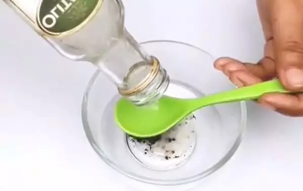 Menyamarkan tampilan uban agar kembali hitam Berbagai sumber Menyamarkan tampilan uban agar kembali hitam Berbagai sumber