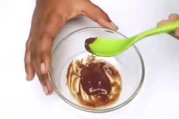 Menyamarkan tampilan uban agar kembali hitam Berbagai sumber Menyamarkan tampilan uban agar kembali hitam Berbagai sumber