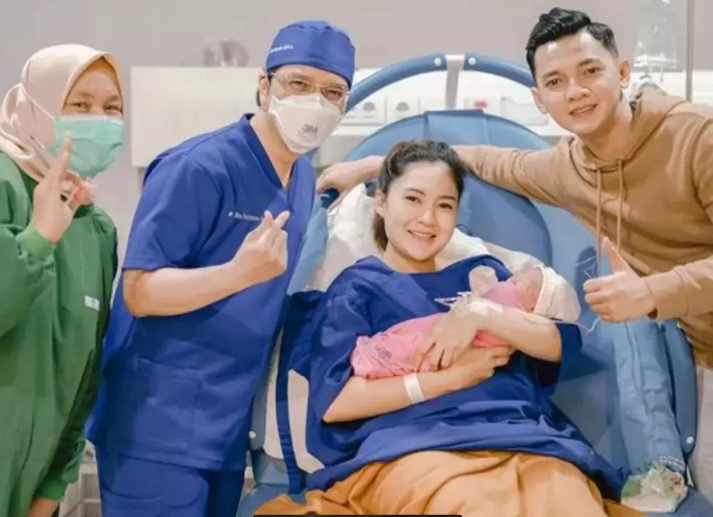 Pesona istri penyanyi pasca melahirkan © 2024 brilio.net Pesona istri penyanyi pasca melahirkan © 2024 brilio.net