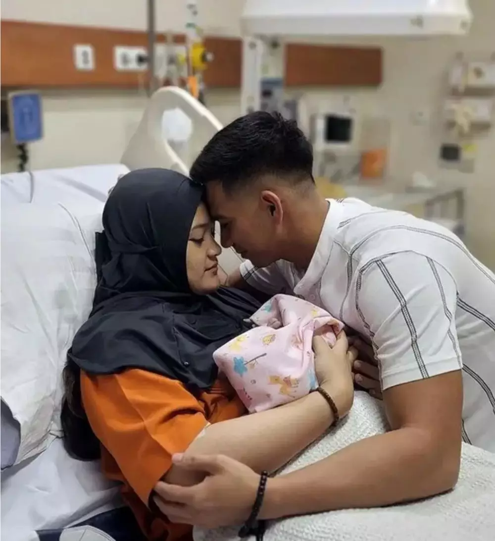 Pesona istri penyanyi pasca melahirkan © 2024 brilio.net Pesona istri penyanyi pasca melahirkan © 2024 brilio.net