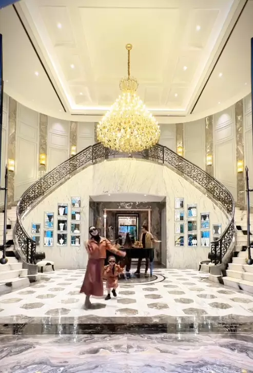 potret rumah mewah Reza Gladys bak istana berlapis marmer © 2024 brilio.net