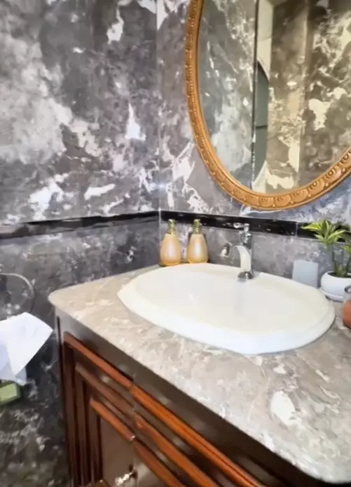 potret rumah mewah Reza Gladys bak istana berlapis marmer © 2024 brilio.net