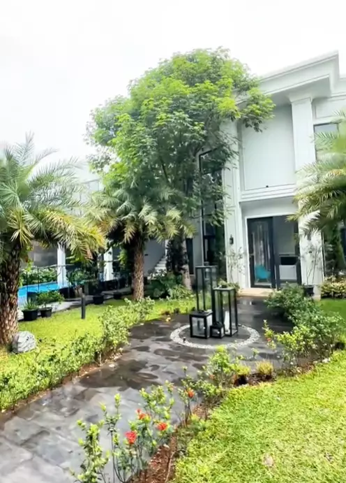 potret rumah mewah Reza Gladys bak istana berlapis marmer © 2024 brilio.net